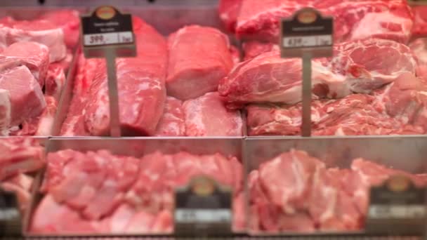 Mostrar productos crudos de carne — Vídeos de Stock