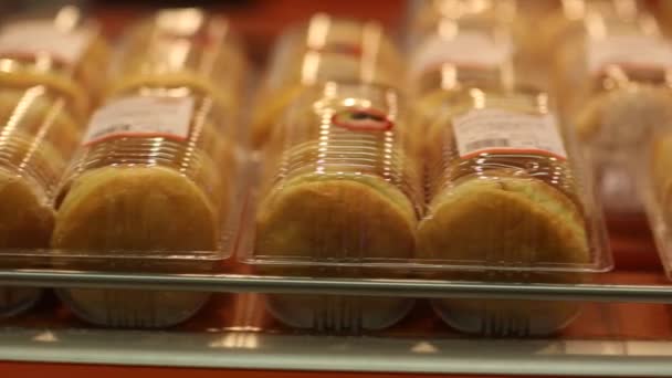 Упаковані пончики на задній панелі магазину — стокове відео