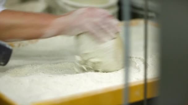 Пекарь катит тесто в муку — стоковое видео