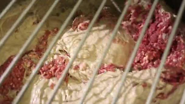 Moedor automático de carne para misturar ingredientes picados — Vídeo de Stock