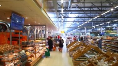 Süpermarkette ekmek bölümü