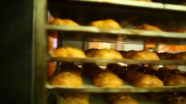 Baker fırından taze ekmek ortaya çıkarır