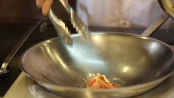 Cocinar carne y verduras en un wok — Vídeos de Stock