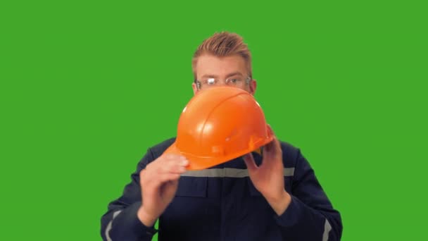 Worker demonstrates the need for a helmet — Stock Video