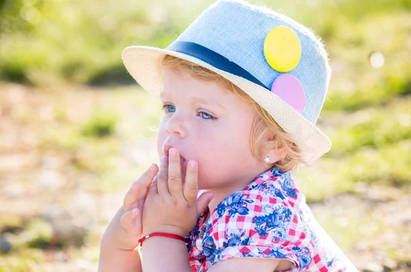 Porträt Eines Nachdenklichen Mädchens Mit Blauen Augen Einem Kopfschmuck Das — Stockfoto