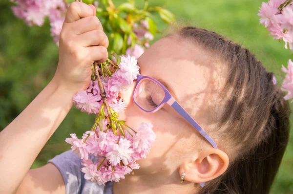 Retrato Uma Menina Seis Anos Com Óculos Uma Flor Cereja — Fotografia de Stock