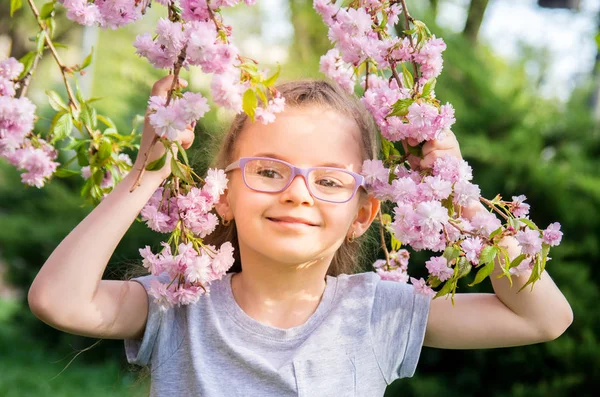 kiraz çiçeği gözlük ile altı yaşındaki bir kız portresi