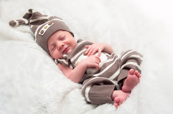 Retrato Menino Bebê Dormindo Terno Listrado Chapéu Coverlet Branco Estúdio — Fotografia de Stock