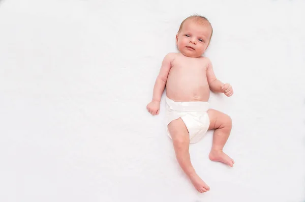 Bayi Dalam Popok Pada Latar Belakang Putih Melihat Kamera Tempat — Stok Foto