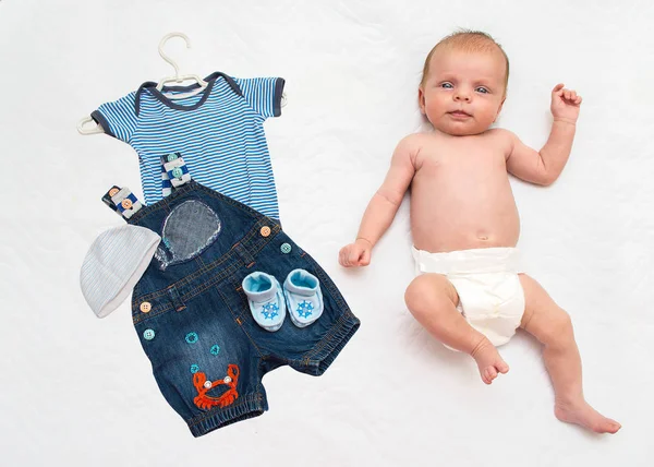 Bebé Pañal Sobre Fondo Blanco Con Conjunto Ropa Estilo Marino — Foto de Stock