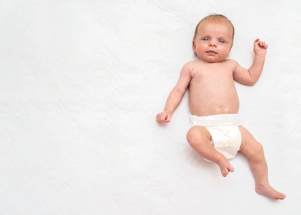 Bayi Dalam Popok Pada Latar Belakang Putih Melihat Kamera Tempat — Stok Foto