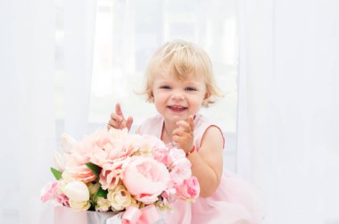 bir buket çiçek ile iki yıl mutlu sarışın kız