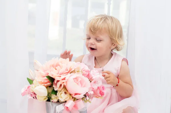 Fericit Blonda Fata Doi Ani Buchet Flori — Fotografie, imagine de stoc