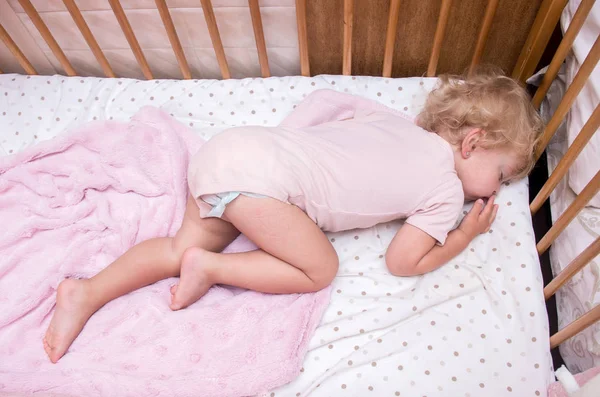 Meisje Van Twee Jaar Slapen Haar Bed Woninginrichting — Stockfoto