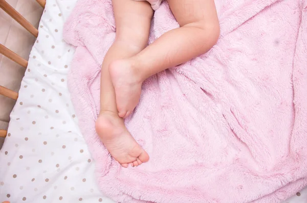 Benen Van Een Meisje Van Baby Bed Met Een Roze — Stockfoto