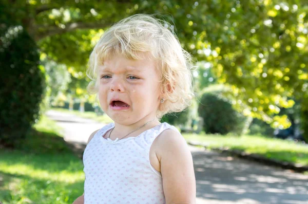 Menina Criança Loira Gritos Amargamente Emoções Negativas — Fotografia de Stock