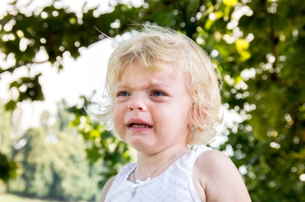 Niña Niña Rubia Llora Amargamente Emociones Negativas —  Fotos de Stock