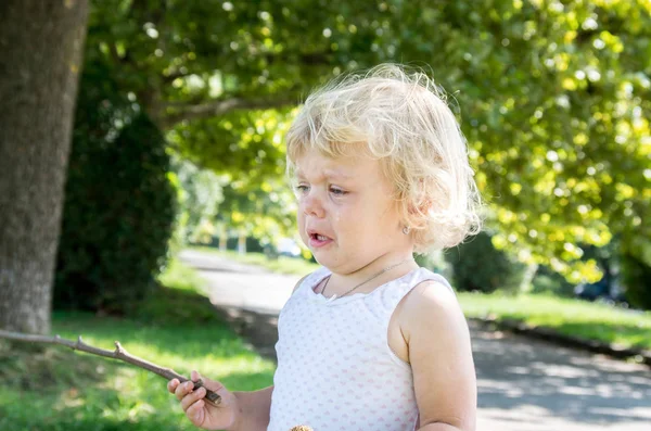 Kleine Meisje Kind Blonde Schreeuwt Bitter Negatieve Emoties — Stockfoto