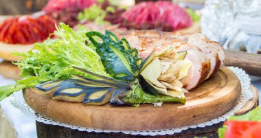 tabak et yemekleri patlıcan kesme çiçeklerle süslüdür