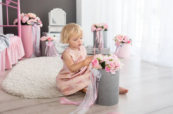 Happy Blond Girl Two Years Playing Decorated Room Holiday Bouquet — Stock Photo, Image