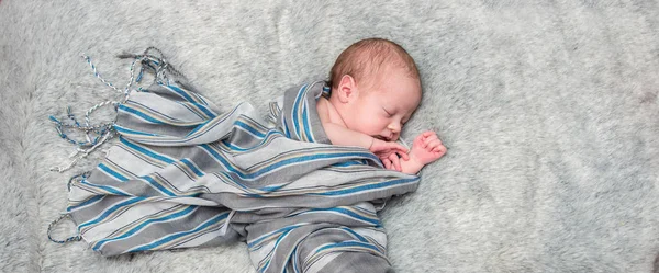 Retrato Bebé Niño Dormido Envuelto Una Bufanda Gris Sobre Una —  Fotos de Stock