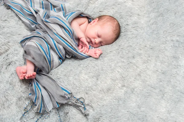 Retrato Bebé Niño Dormido Envuelto Una Bufanda Gris Sobre Una —  Fotos de Stock