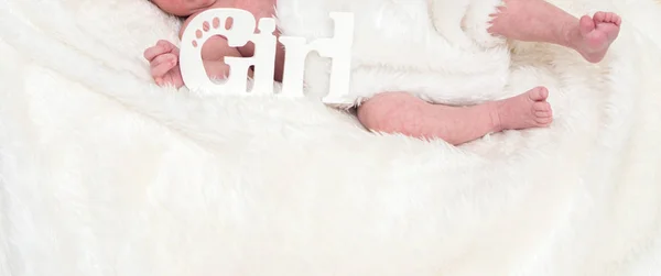 Piernas Bebé Recién Nacido Sobre Velo Blanco Esponjoso Con Una —  Fotos de Stock
