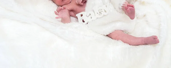Egy Újszülött Csecsemő Egy Fehér Bolyhos Takarót Inscr Lábak — Stock Fotó