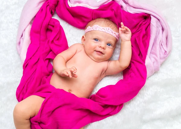 Retrato Una Pequeña Niña Linda Con Ojos Azules Bufandas Color —  Fotos de Stock