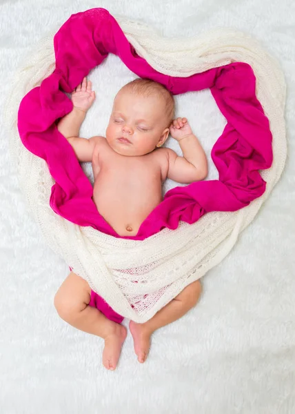 Kleines Mädchen Schläft Süß Rosa Schals Herzform Auf Weißer Flauschiger — Stockfoto