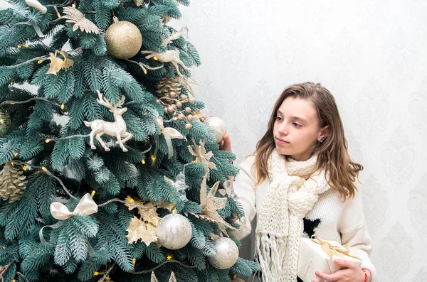 クリスマス イヴにクリスマス ツリーの近くの 代の少女の肖像画 — ストック写真