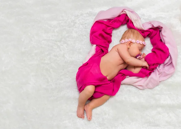 Kleines Mädchen Schläft Süß Rosa Schals Herzform Auf Weißer Flauschiger — Stockfoto