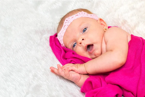 Linda Niña Con Ojos Azules Bufandas Color Rosa Emociones Alegres —  Fotos de Stock