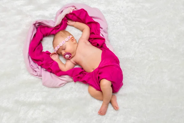 Маленька Дівчинка Солодко Спить Рожевих Шарфах Викладених Формі Серця Білому — стокове фото