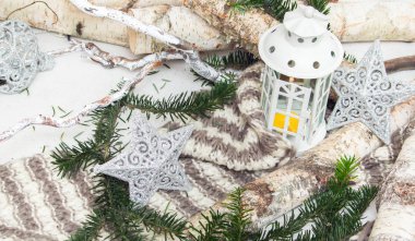 Kış kompozisyon beyaz dekoratif fener ve beyaz arka plan üzerinde Noel ağaçları dal ile gri yıldız