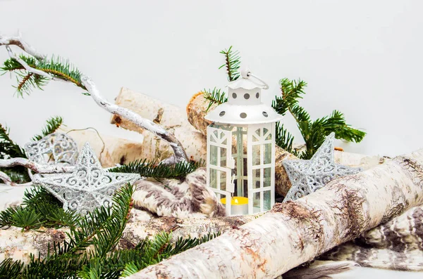 冬季构图白色装饰灯笼和灰色的星星与圣诞树的树枝在白色背景上 — 图库照片