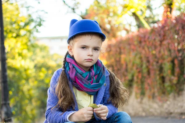 Menina Chapéu Azul Senta Infelizmente Olha Para Distância Outono Dia — Fotografia de Stock