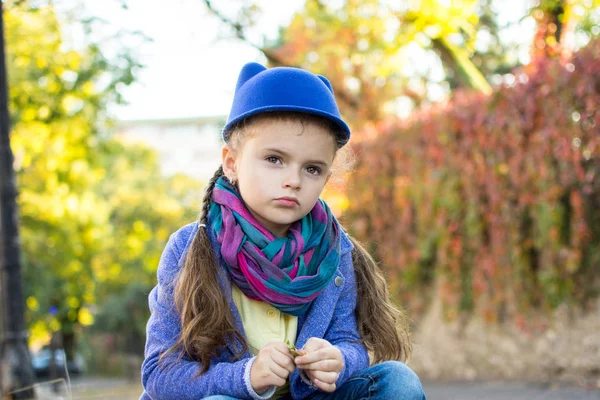 Menina Chapéu Azul Senta Infelizmente Olha Para Distância Outono Dia — Fotografia de Stock