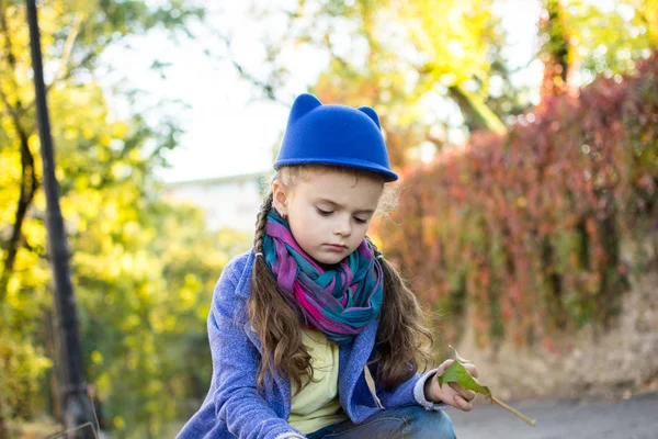 Κοριτσάκι Μπλε Καπέλο Που Κάθεται Και Κοιτάζει Προς Κάτω Δυστυχώς — Φωτογραφία Αρχείου