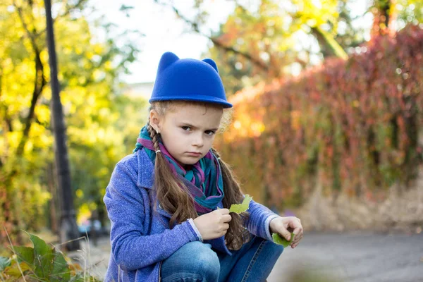 Menina Chapéu Azul Senta Infelizmente Olha Para Distância Outono Dia — Fotografia de Stock
