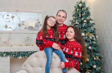 mutlu aile içinde birbirleriyle sarılma kırmızı kazak Noel arifesi için dekore edilmiştir.