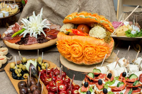 Mesa Ajuste Para Las Vacaciones Calabaza Bellamente Tallada Con Verduras —  Fotos de Stock