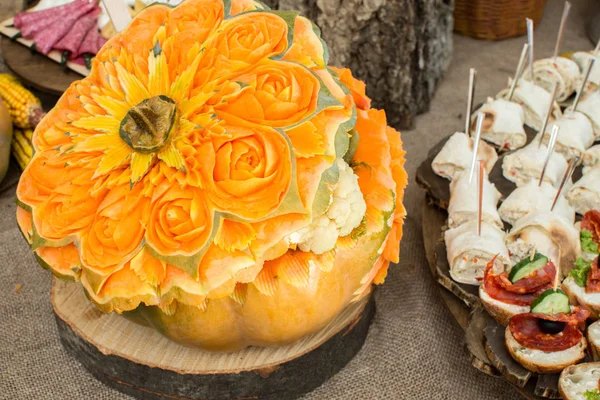 Mesa Ajuste Para Las Vacaciones Calabaza Bellamente Tallada Con Verduras —  Fotos de Stock