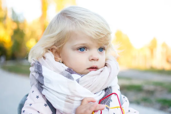 Porträt Eines Kleinen Mädchens Mit Blauen Augen Und Hellen Haaren — Stockfoto