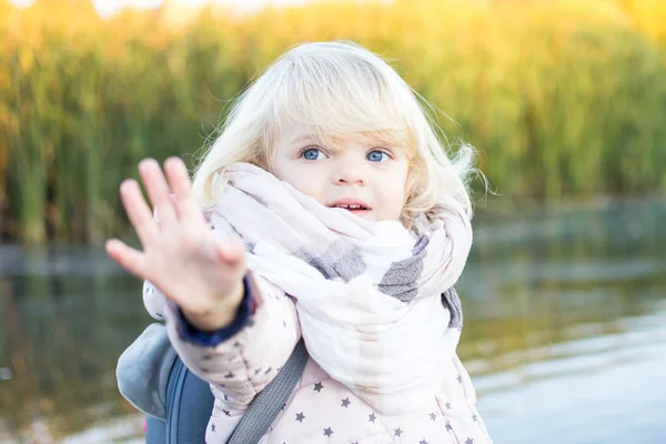 Porträt Eines Kleinen Mädchens Mit Blauen Augen Und Hellen Haaren — Stockfoto