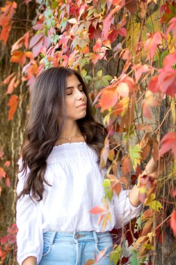 uzun saçlı Genç güzel esmer kız zevk gözlerinden kapalı