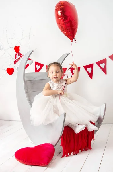 Fetiță Într Rochie Albă Balon Formă Inimă Într Studio Decorat — Fotografie, imagine de stoc