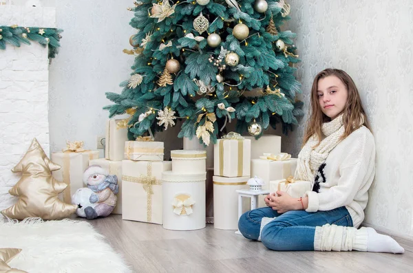 Portrett Tenåringsjente Julaften Med Gave Som Ligger Krypende Ved Juletreet – stockfoto