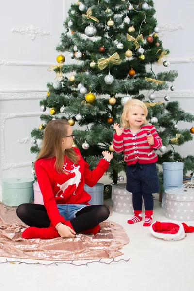 Două Fete Surori Pulovere Roșii Care Joacă Lângă Pomul Crăciun — Fotografie, imagine de stoc