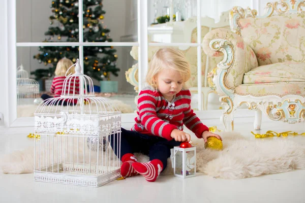 Fetiță Blondă Deschide Cadouri Ajunul Crăciunului — Fotografie, imagine de stoc